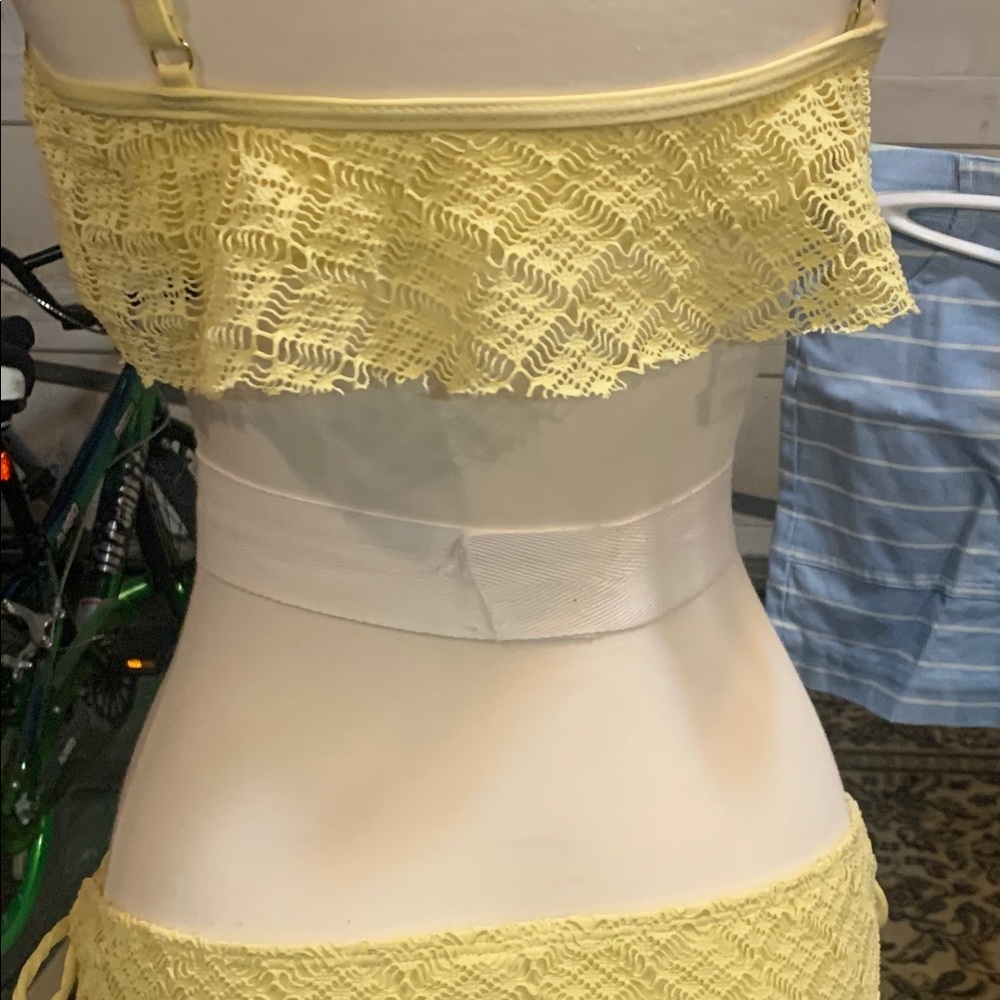 Yellow bikini - Picture 2 of 3